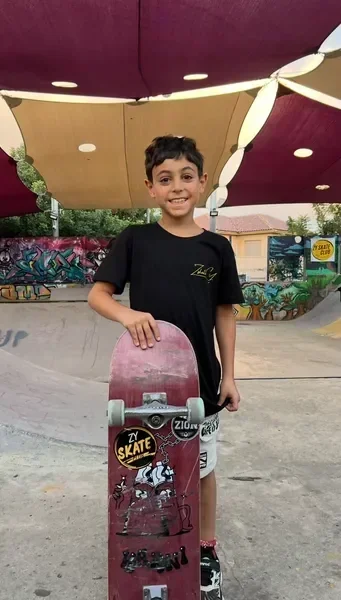 פנים חנות הסקייטבורד ZY SKATE CLUB — אווירה חמה וקהילתית
